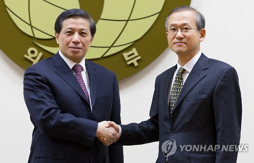 임성남 외교1차관(오른쪽)과 장예쑤이 중국 외교부 상무부부장. (사진=연합뉴스)