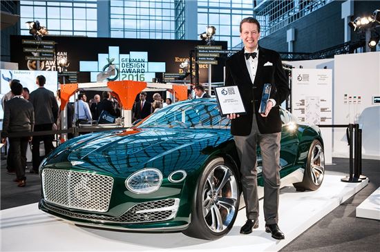 슈테판 지라프 벤틀리 디자인 총괄이 독일 디자인 어워드 금상을 수상한 콘셉트 차량 EXP 10 스피드6 앞에서 기념촬영을 하고 있다.