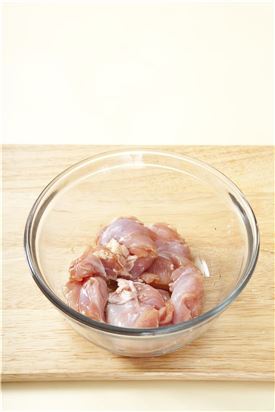 1. 닭다리살은 손질된 것으로 구입해 먹기 좋은 크기로 잘라 청주, 간장, 생강즙, 소금, 후춧가루로 밑간한다.
