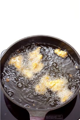 5. 밑간한 닭고기에 튀김옷을 입혀 170℃의 튀김기름에 튀겨 부추 소스와 함께 낸다. 
