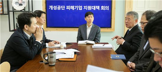 남경필 경기지사(맨 왼쪽)가 17일 집무실에서 개성공단 피해기업 지원대책 회의를 주재하고 있다. 