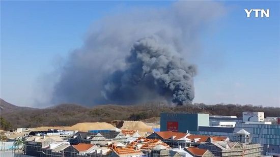 이천 자동차부품 창고서 화재…"불 확산중, 진화에 총력"