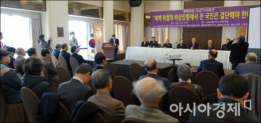 [포토]북핵폐기 서명운동 나서는 보수단체