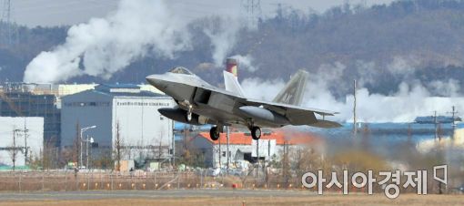 [포토]착륙하는 F-22 전투기 편대