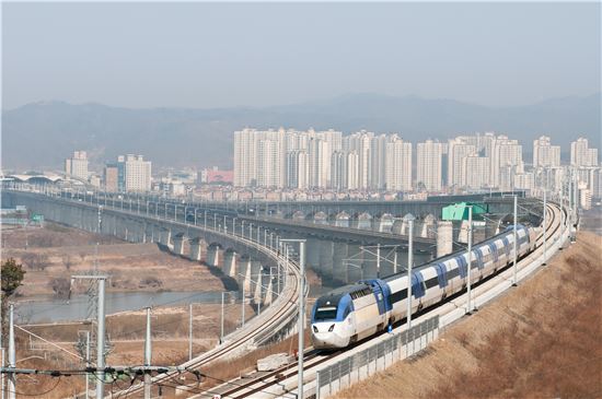 서울지하철 1호선 노량진역 전동차 탈선…시민들 출근길 큰 불편