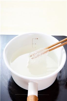 1. 샐러드 누들은 끓는 물에  1분 정도 삶아 찬물에 헹궈 체에 밭쳐 물기를 뺀다. 
