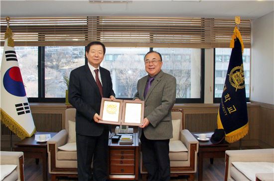 서울대, '장학금 기부' 박용호 교수에 감사패 전달