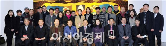 [포토]윤장현 광주시장, 북경창작센터 성과 발표전  참석