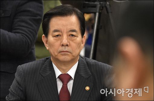 [포토]한민구 국방장관, 굳은 표정으로 안보당정 참석