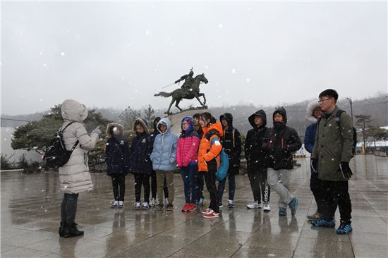 중국 연길시 자매도시에서 온 학생들이 낙성대공원 강감찬 장군 동상 앞에서 기념 사진을 찍었다.
