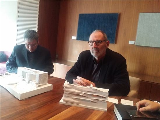 톰 메인 모포시스 건축그룹 창업주 최고경영자(CEO 오른쪽)가 세종시에 조성할 복합건축물 디자인에 대해 설명하고 있다.