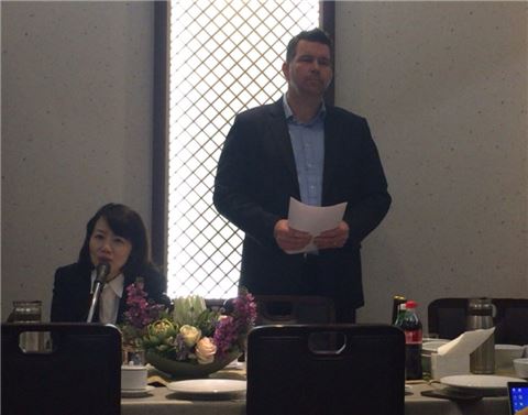 (사진에서 오른쪽) 이안 제이미슨(Iain Jamieson) 비자코리아 사장은 18일 서울 종로구 타워8 빌딩에서 열린기자 간담회에서 비자코리아의 향후 발전 계획 등에 대해 설명하고 있다. 