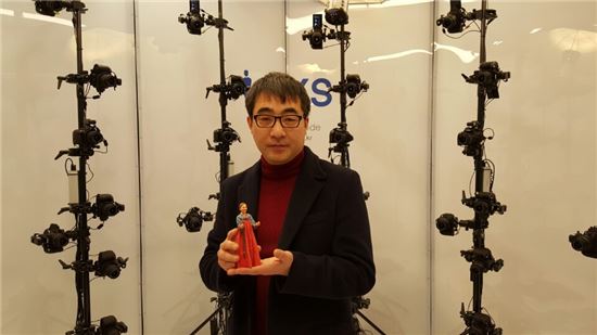 김제형 이오이스 대표가 서울 동대문디자인프라자에 있는 스튜디오에서 3D프린터로 만든 피규어를 소개하고 있다.