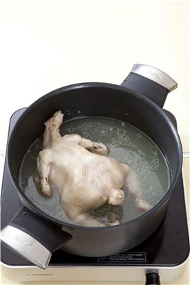 1. 냄비에 닭과 물 10컵을 넣고 양파, 마늘, 생강, 통후추를 넣어 팔팔 끓으면 은근한 불에서 1시간 정도 삶아 닭을 건져 살만 발라낸다. 
