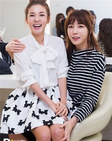 김이나, 산다라박과 광채 미모 과시…'30대 맞아?'