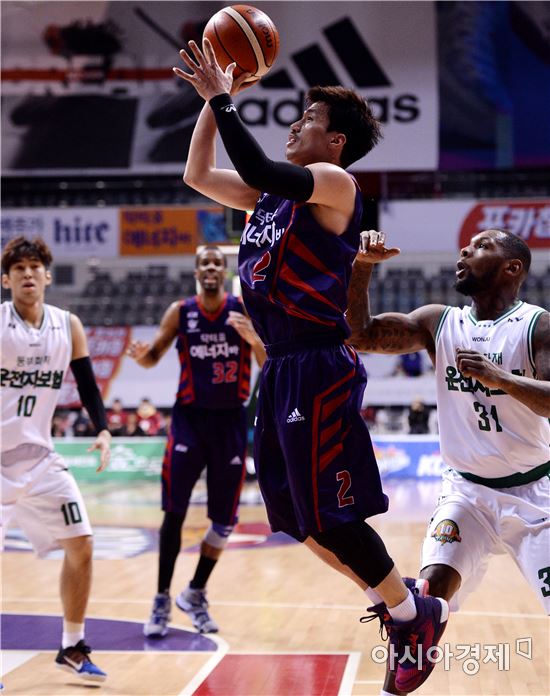 [포토]골밑슛 시도하는 이현민