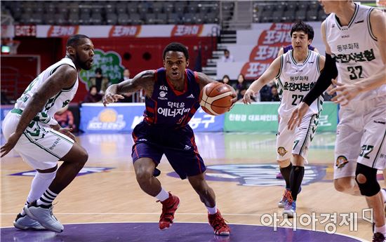 [포토]코트를 휘젓는 조 잭슨