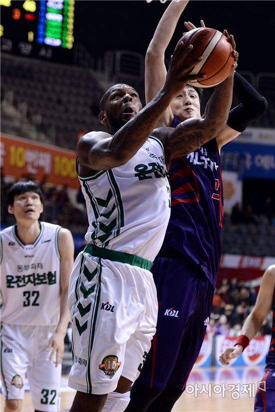 [포토]골밑슛 시도하는 맥키네스