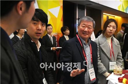 ▲구본무 LG 회장이 2월 18일 서울 코엑스 인터컨티넨탈 호텔에서 열린 'LG 테크노 콘퍼런스'에서 석·박사 R&D 인재들과 대화를 나누고 있다.(제공=LG)
