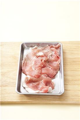 1. 돼지고기는 불고기용으로 준비해 소금, 후춧가루를 뿌려 밑간한다.
