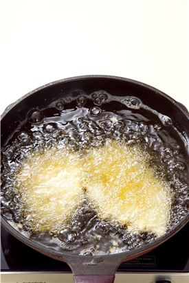 5. 튀김옷에 고기를 담갔다가 빵가루를 골고루 입힌 후 170℃의 튀김기름에 바삭하게 튀겨 기름기를 뺀다. 

