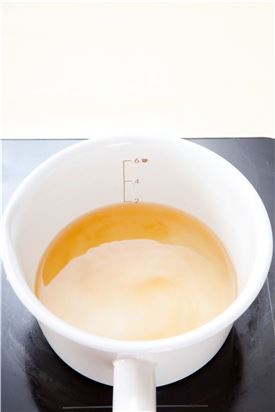 5. 물 2컵에 참치액을 넣어 끓인 다음 유부 보따리와 어묵을 넣어 5분 정도 끓인다.
