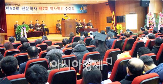 조선이공대학교(총장 최영일)는 19일 오전 11시 2호관 시청각실에서 2015학년도 학위수여식을 거행했다.

