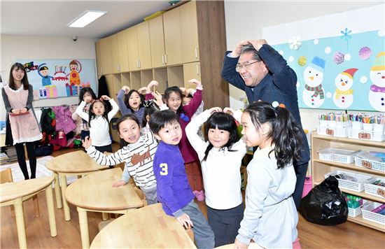 이재정 경기도교육감이 수원 꿈내리유치원을 방문해 원생들과 즐거운 시간을 보내고 있다. 