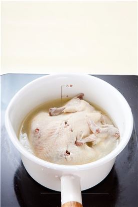 1. 냄비에 닭, 물 8컵, 양념 재료를 넣고 끓인다. 
