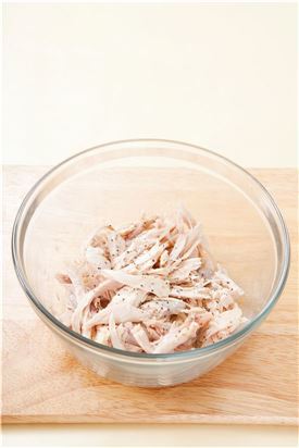 3. 닭을 건져 내어 껍질을 벗기고 살은 손으로 찢거나 저며 썰어 소금, 후춧가루로 간을 한다.
