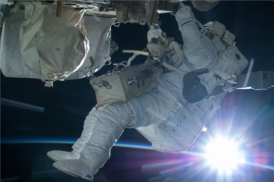 ▲2015년 2월21일 우주비행사 테리 버츠가 우주유영을 하고 있다.[사진제공=NASA] 