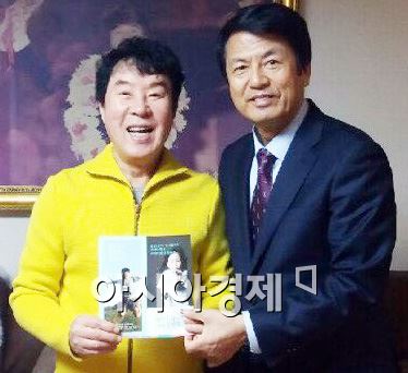‘국민가수’송대관씨,부안군 나누미근농장학재단 후원회원 가입