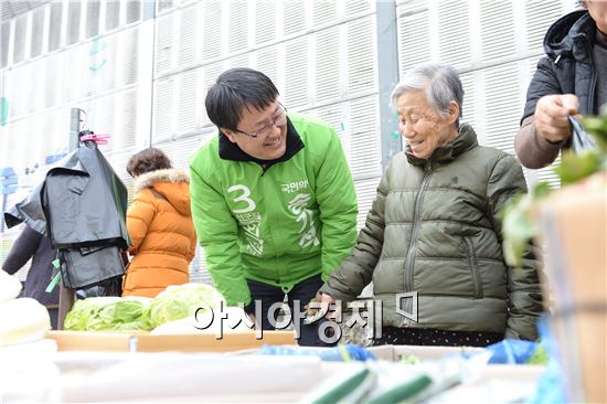 송기석 예비후보가 최근 민생현장 탐방에서 야채를 구매하고 있는 어르신을 만나 덕담을 나누고 있다. 사진=송기석