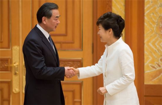 왕이 중국 외교부장과 박근혜 대통령(사진제공 : 청와대)