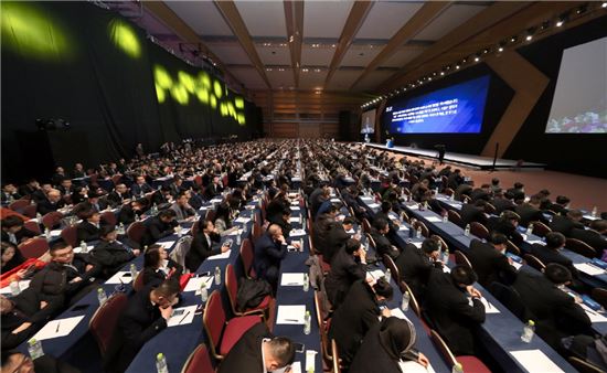 현대자동차 중국 합작법인 베이징현대는 지난 20일 서울 코엑스에서 딜러 대표, 주주사 및 임직원 등 현대차 관계자 1100여명이 참석한 가운데 '2016년 베이징현대 딜러대회'를 개최했다.