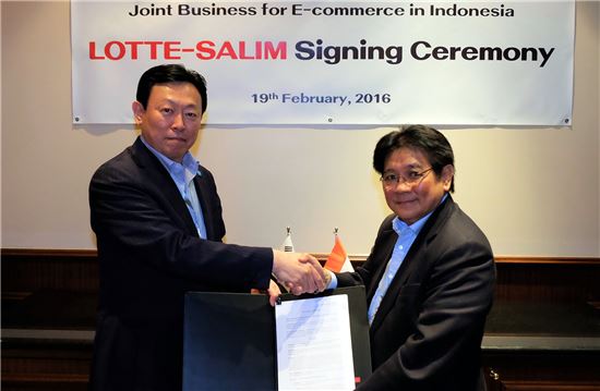 19일 싱가포르에서 롯데그룹 신동빈 회장(왼쪽)과 인도네시아 살림그룹의 살림 안토니 회장이 만나 인도네시아에서의 이커머스 합작사업에 대한 양해각서를 체결하고 있다.