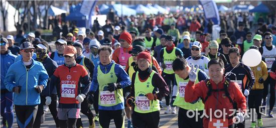 [포토]밝은 표정으로 출발하는 참가자들