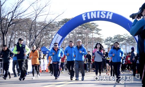 [포토]'참가자들과 함께 힘찬 출발'