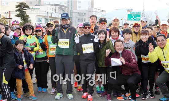 [포토]이봉주 선수와 기념촬영하는 마라톤 참가자들