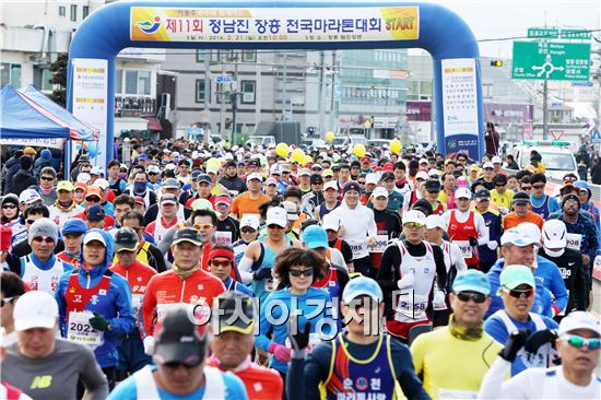제11회 정남진 장흥 마라톤대회에 참석한 달림이들이 참석한 가운데 힘차게 달리고 있다. 노해섭 기자 nogary@