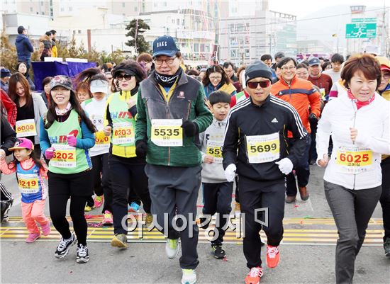 제11회 정남진 장흥 마라톤대회가 21일 탐진강변 체육공원에서 4,000여명이 참석한 가운데 열렸다. 이날 이봉주 선수가 김성 장흥군수 등 참석자들과 힘께 힘차게 달리고 있다. 노해섭 기자 nogary@