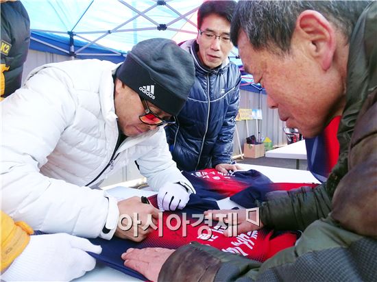 제11회 정남진 장흥 전국마라톤대회가 21일 장흥군 탐진강변 체육공원에서 국민마라토너 이봉주 선수 등 전국에서 4000여명이 참가한 가운데 열렸다. 이날 이봉주 선수가 참가자들에게 사인을 해주고 있다. 노해섭 기자 nogary@