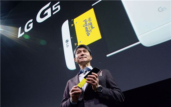 한국 90%·미국 81% 넘치는 스마트폰…삼성 '혁신' 통할까