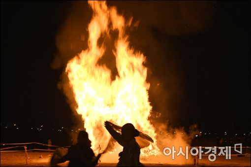 [포토]정월대보름, 소원달집태우기