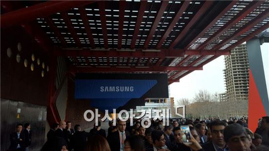 삼성전자 갤럭시S7 언팩 행사에 들어가기 위해 사람들이 줄을 서고 있다.