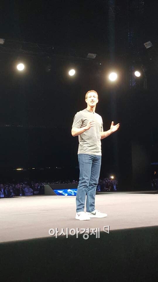 마크 저커버그 페이스북 CEO가 21일(현지시간) 스페인 바르셀로나 컨벤션센터(CCIB)에서 열린 '삼성 갤럭시 언팩 2016'에 등장했다.