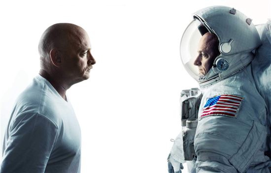 ▲쌍둥이 형제가 우주 탐험 역사에 새로운 장을 장식하고 있다. 스콧 켈리(오른쪽)와 마크 켈리.[사진제공=NASA]