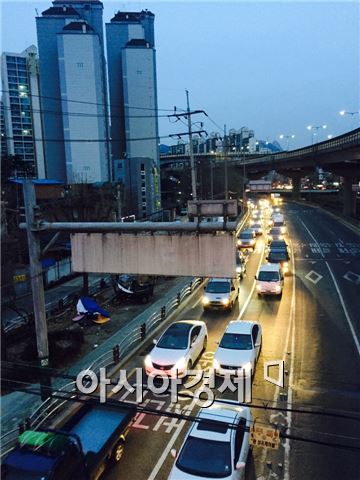 [내부순환 출근 대란]램프앞 급정차 속출…운전자들 우회로 몰라 '우왕좌왕' 