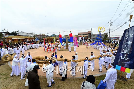 정월대보름을 맞아 고창군에서 ‘제35회 고창오거리당산제’와‘제25회 민속큰잔치’가 개최됐다.
