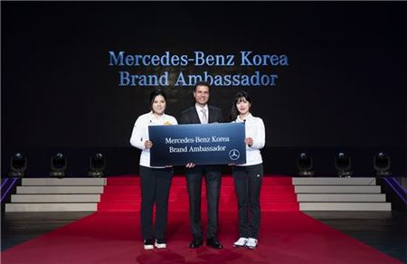 
'메르세데스-벤츠 브랜드 앰버서더' 선정식에 참여한 박인비(왼쪽)와 실라키스 벤츠코리아 사장(가운데), 안신애. 

